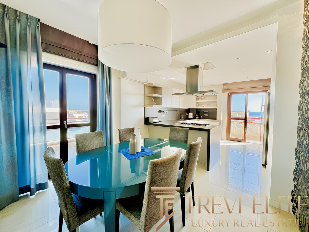 люстра, современные окна, панорамный вид, кухня-столовая, уютная обстановка, стильный дизайн, интерьер квартиры, светлый дизайн, балкон с видом на море, элитное жилье, квартира в новостройке.