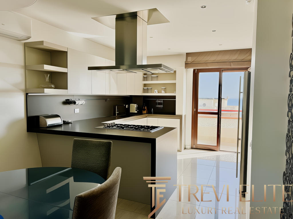 Современная кухня в светлом интерьере с балконом, просторная и оборудована техникой, идеально подходит для комфортного проживания и отдыха.