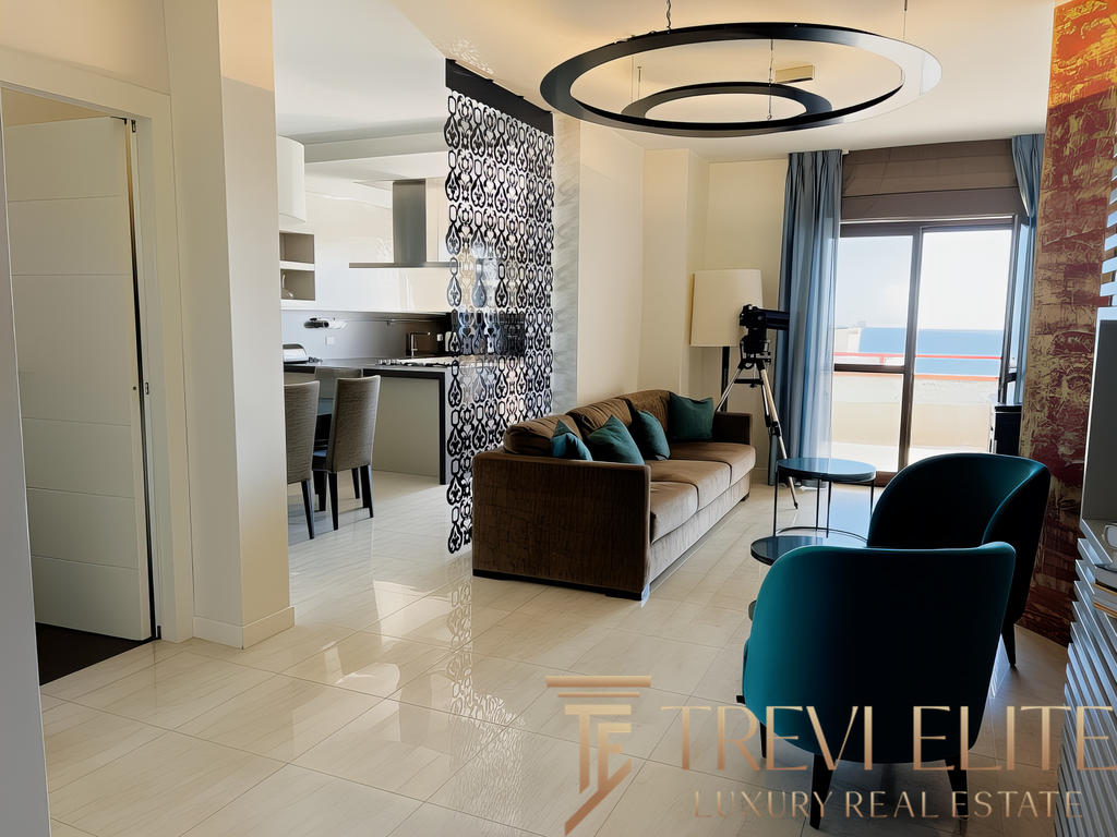 Современная гостиная с просторным балконом, панорамным видом на море, стильной мебелью и дизайнерским освещением в апартаментах Треви Элит.