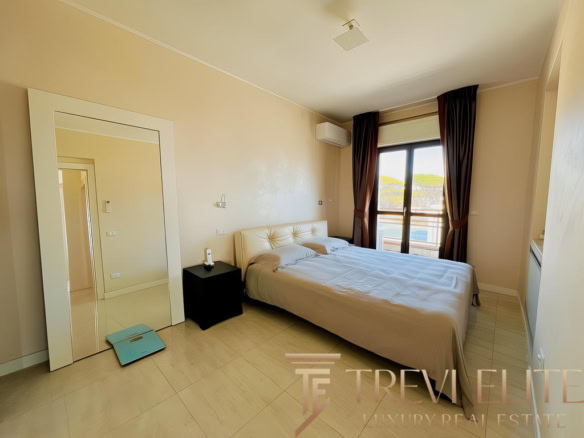 Современная спальня в элитной недвижимости с видом на balcony, уютной кроватью, просторной комнатой и стильным дизайном. Идеально подходит для роскошного жилья.