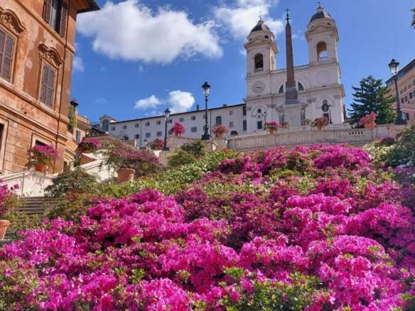 Римские ступени и цветущие бугенвилии на фоне церкви, итальянский город, архитектура старого города, туристическая достопримечательность, солнечный день, живописный пейзаж.