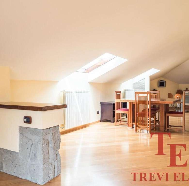 Современный уютный интерьер просторной квартиры с деревянным полом и освещением от солнечных люков, мебелью из натурального дерева, идеальный для комфортной жизни и элитных инвестиций.