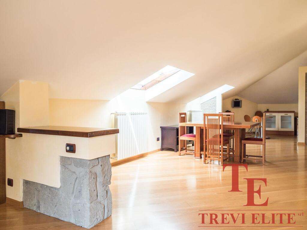 Современный уютный интерьер просторной квартиры с деревянным полом и освещением от солнечных люков, мебелью из натурального дерева, идеальный для комфортной жизни и элитных инвестиций.