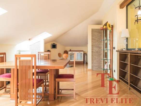 Вид на уютную гостиную с деревянной отделкой, просторной мебелью и естественным освещением в элитной недвижимости от Треви Элит.