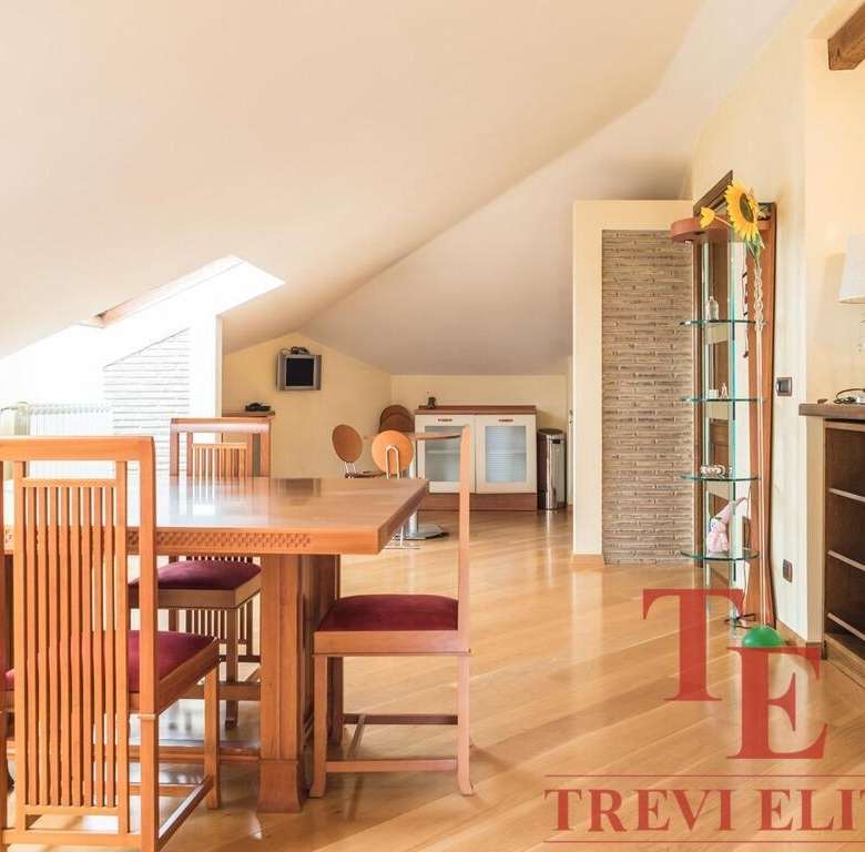 Вид на уютную гостиную с деревянной отделкой, просторной мебелью и естественным освещением в элитной недвижимости от Треви Элит.