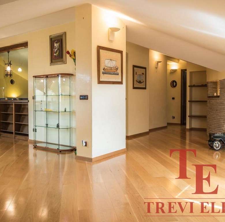 Стильный интерьер жилого пространства с деревянным полом, современным декором и уютной атмосферой, идеально подходящий для элитной недвижимости и высококлассных клиентов.