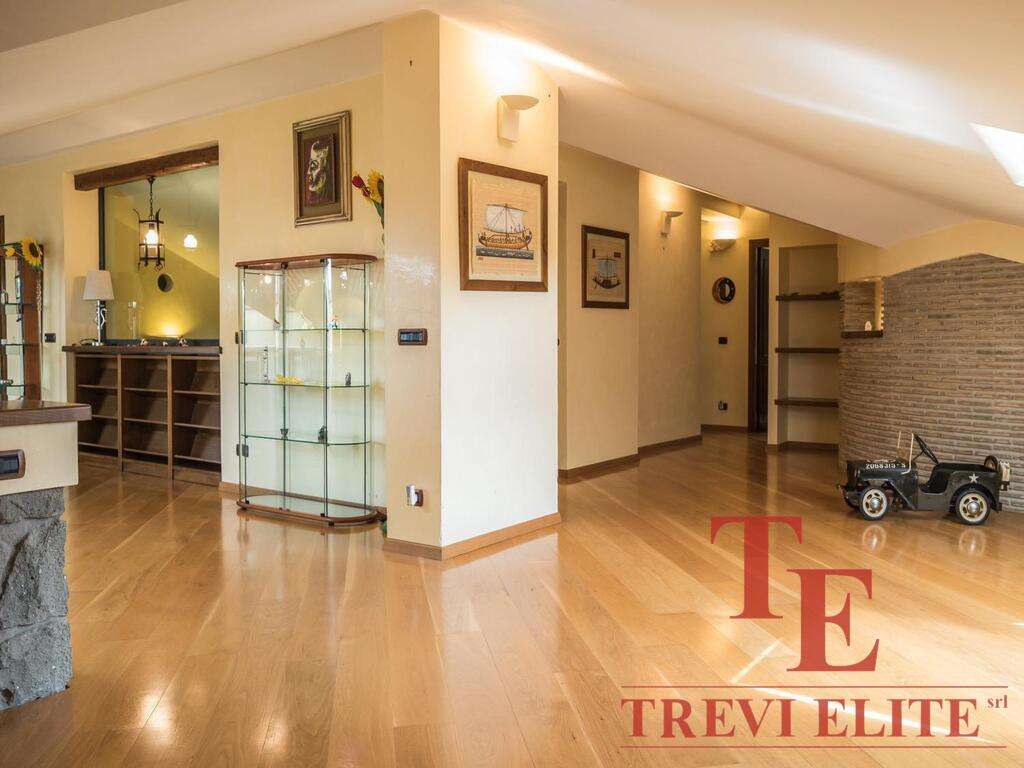 Стильный интерьер жилого пространства с деревянным полом, современным декором и уютной атмосферой, идеально подходящий для элитной недвижимости и высококлассных клиентов.