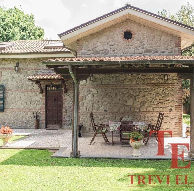 Уютный загородный дом с каменной отделкой, террасой и садом в живописном окружении. Идеальный вариант для тех, кто ценит комфорт и стиль в элитной недвижимости.