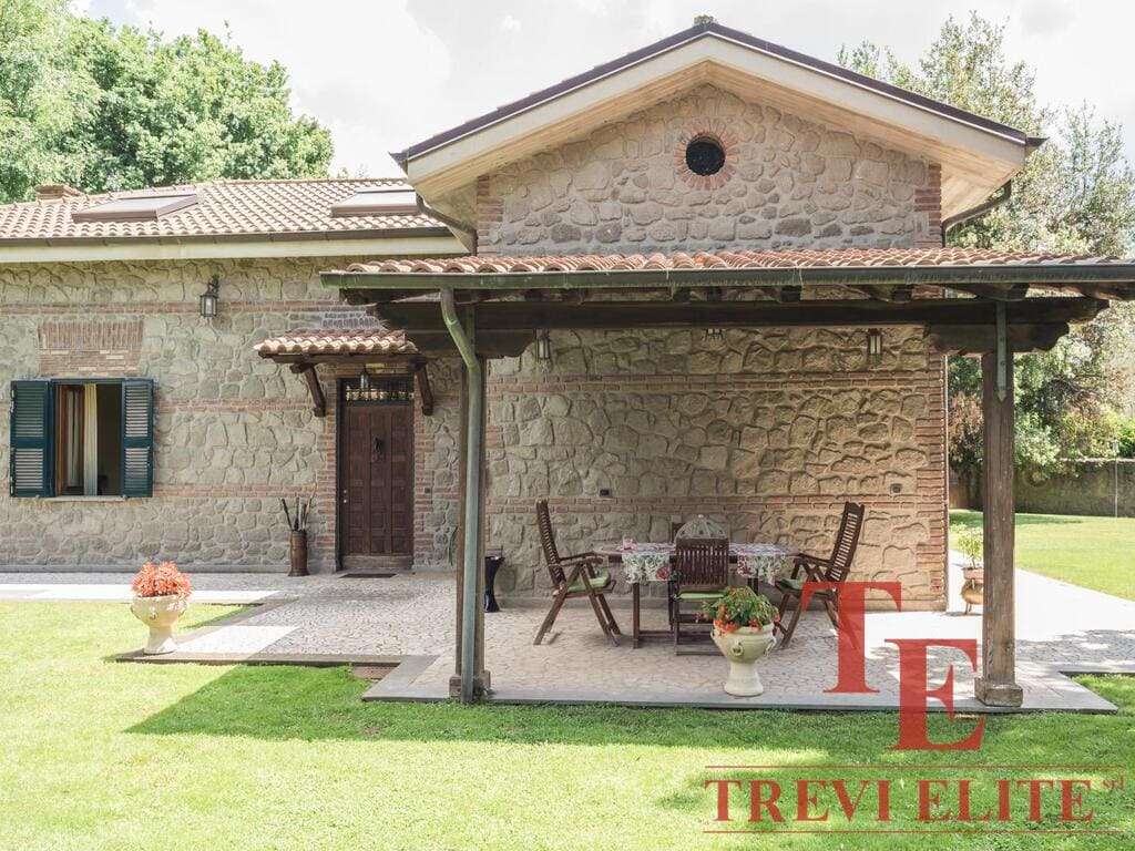 Уютный загородный дом с каменной отделкой, террасой и садом в живописном окружении. Идеальный вариант для тех, кто ценит комфорт и стиль в элитной недвижимости.