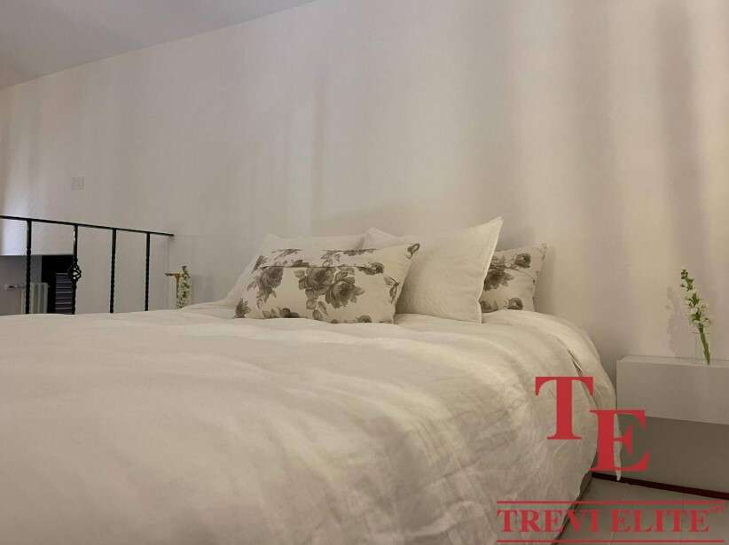 Элегантная спальня в современной квартире с минималистичным дизайном и уютной атмосферой. Идеальное пространство для отдыха и спокойствия.