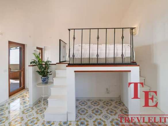 Высококлассная квартира с уютным спальним лофт, стильными деталями и просторными зонами в элитном жилом комплексе. Идеальный выбор для ценителей роскоши и комфорта.