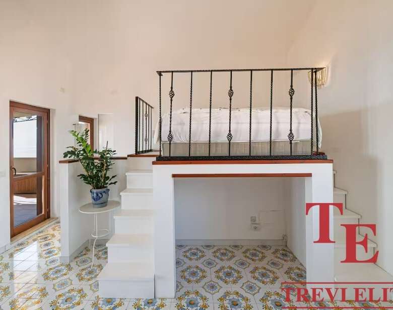 Высококлассная квартира с уютным спальним лофт, стильными деталями и просторными зонами в элитном жилом комплексе. Идеальный выбор для ценителей роскоши и комфорта.