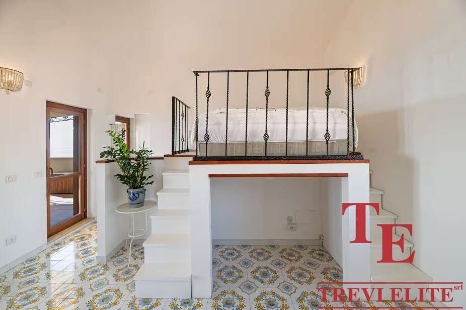 Высококлассная квартира с уютным спальним лофт, стильными деталями и просторными зонами в элитном жилом комплексе. Идеальный выбор для ценителей роскоши и комфорта.