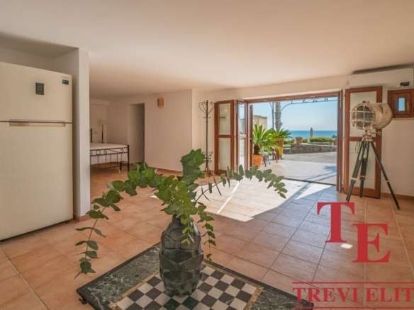 Высококлассная квартира с панорамным видом на море и просторной террасой в районе с развитой инфраструктурой. Идеально подходит для тех, кто ценит комфорт и эксклюзивность.