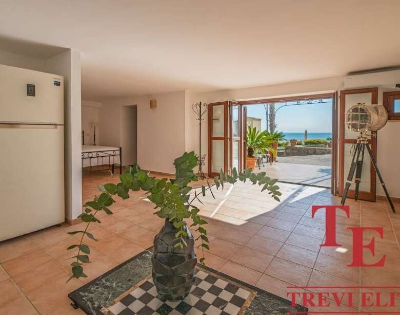 Высококлассная квартира с панорамным видом на море и просторной террасой в районе с развитой инфраструктурой. Идеально подходит для тех, кто ценит комфорт и эксклюзивность.