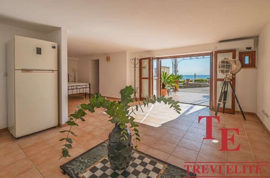 Высококлассная квартира с панорамным видом на море и просторной террасой в районе с развитой инфраструктурой. Идеально подходит для тех, кто ценит комфорт и эксклюзивность.