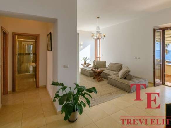 Комфортабельная гостиная с балконом и видом на море, современный дизайн, уютная обстановка, идеальное место для отдыха в роскошной недвижимости Треви Элит.