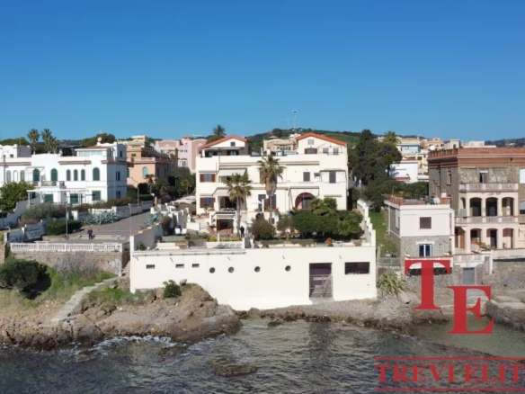 Уникальный морской вид на элитные дома в прибрежной зоне с богатым окружением и современными архитектурными решениями.