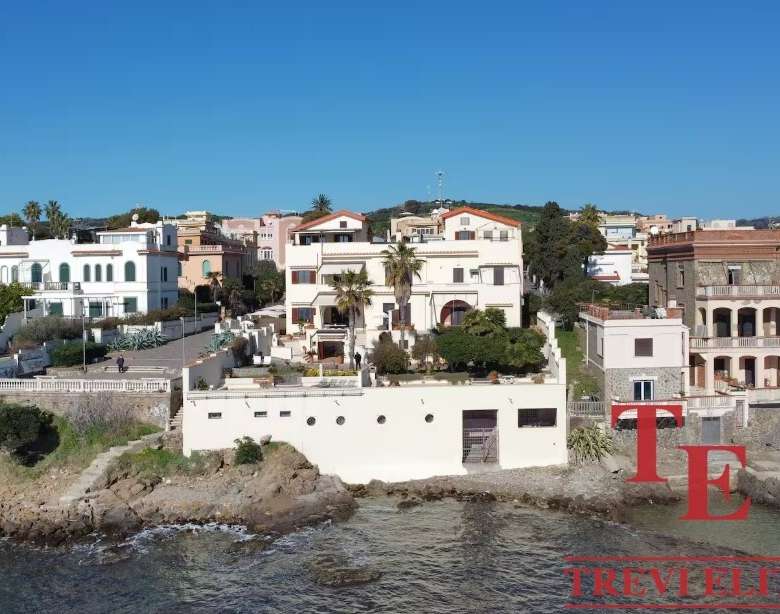 Уникальный морской вид на элитные дома в прибрежной зоне с богатым окружением и современными архитектурными решениями.