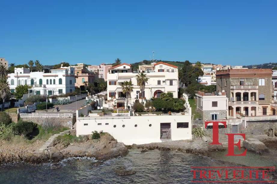 Уникальный морской вид на элитные дома в прибрежной зоне с богатым окружением и современными архитектурными решениями.