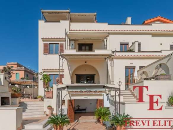 Элитный жилой дом в солнечном регионе с современным дизайном, террасами и уютными зонами отдыха, идеально подходит для ценителей роскоши и комфорта.