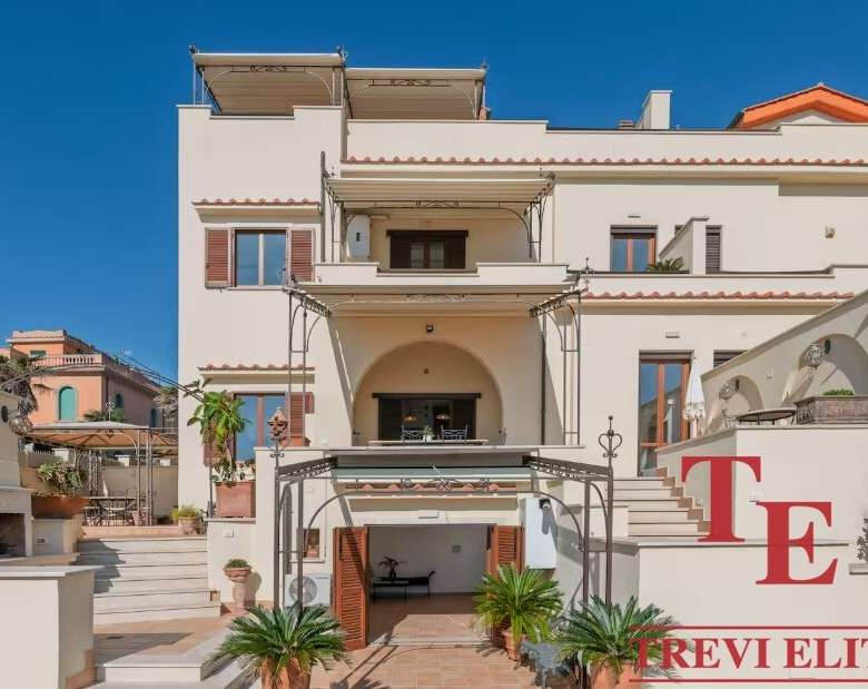 Элитный жилой дом в солнечном регионе с современным дизайном, террасами и уютными зонами отдыха, идеально подходит для ценителей роскоши и комфорта.