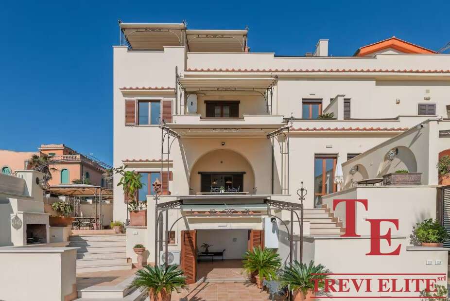 Элитный жилой дом в солнечном регионе с современным дизайном, террасами и уютными зонами отдыха, идеально подходит для ценителей роскоши и комфорта.