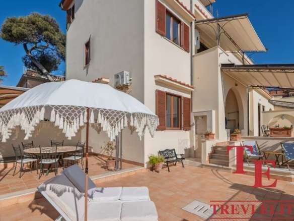 Высококлассная вилла с уютной террасой, шезлонгами и зоной отдыха на солнечном открытом воздухе в живописном климате Италии. Идеальное место для расслабления и наслаждения роскошью.