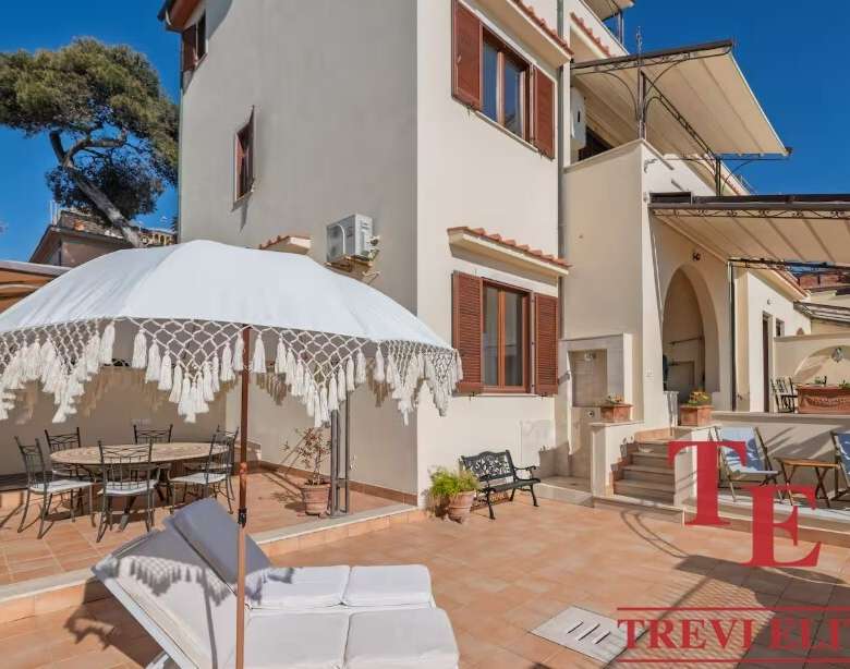 Высококлассная вилла с уютной террасой, шезлонгами и зоной отдыха на солнечном открытом воздухе в живописном климате Италии. Идеальное место для расслабления и наслаждения роскошью.