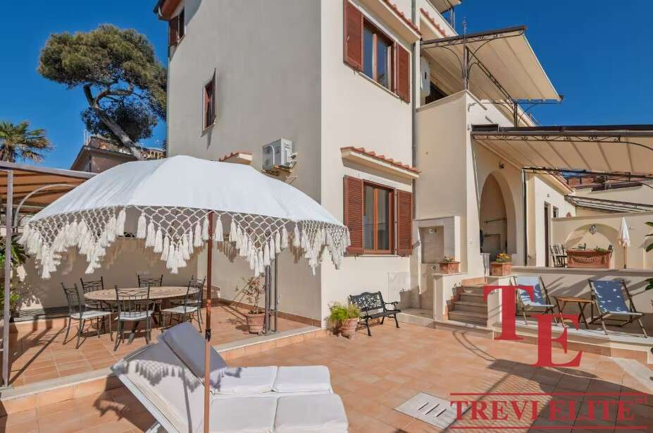 Высококлассная вилла с уютной террасой, шезлонгами и зоной отдыха на солнечном открытом воздухе в живописном климате Италии. Идеальное место для расслабления и наслаждения роскошью.