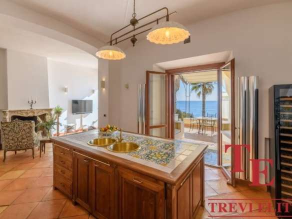 Рассвет на панорамном балконе с видом на море, роскошная итальянская вилла с просторной кухней и уютной зоной отдыха, идеально подходит для элитного проживания.