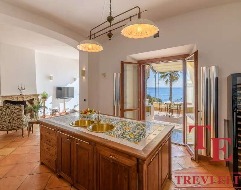 Рассвет на панорамном балконе с видом на море, роскошная итальянская вилла с просторной кухней и уютной зоной отдыха, идеально подходит для элитного проживания.