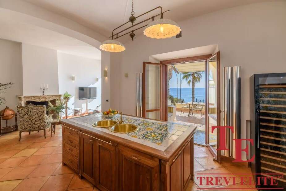 Рассвет на панорамном балконе с видом на море, роскошная итальянская вилла с просторной кухней и уютной зоной отдыха, идеально подходит для элитного проживания.