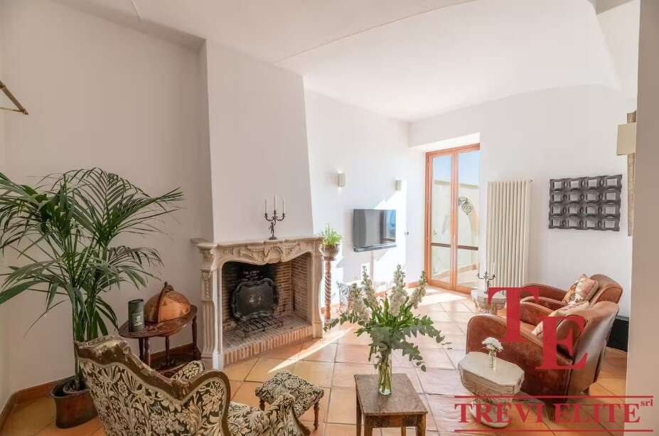 Высококлассный интерьер в современном стиле с камином и уютной зоной отдыха, большие окна пропускают естественный свет, идеальное пространство для комфорта и роскоши.