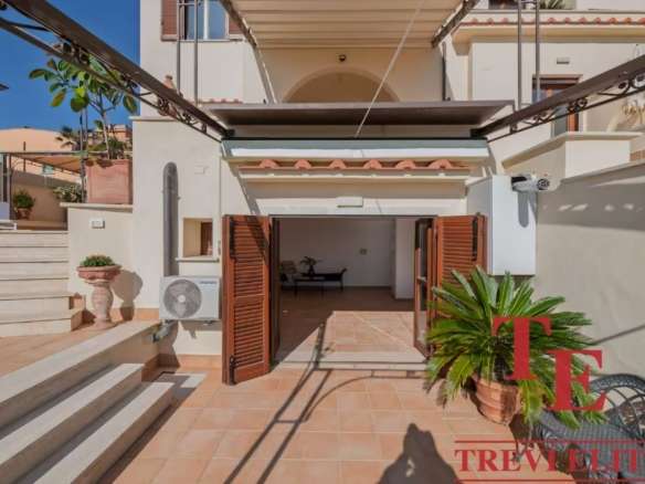 Элитная терраса с солнечной зоной, уютной зоной отдыха и панорамным видом на город, идеально подходит для роскошного отдыха и встреч с друзьями. Высококачественная отделка и комфорт.