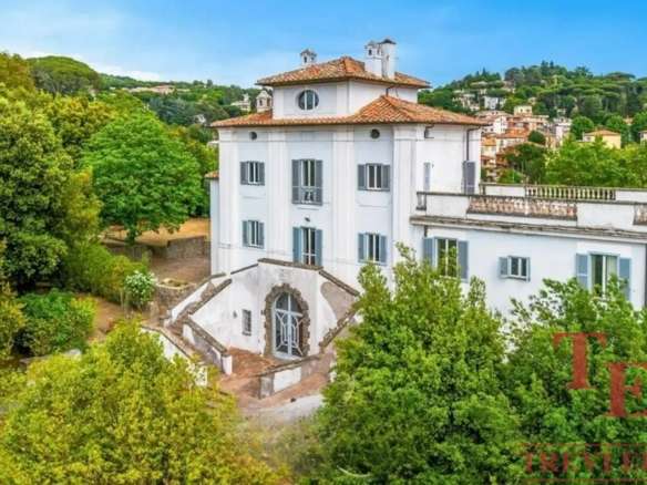 Уникальный особняк с элегантной архитектурой, окруженный зеленью, в живописном районе, предлагающий роскошные условия и отличную инвестиционную привлекательность.