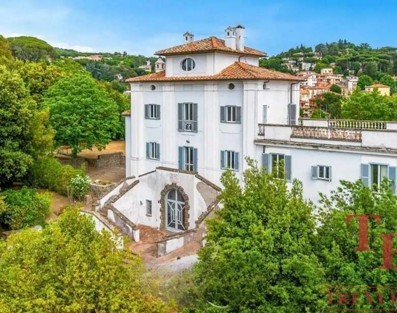 Уникальный особняк с элегантной архитектурой, окруженный зеленью, в живописном районе, предлагающий роскошные условия и отличную инвестиционную привлекательность.