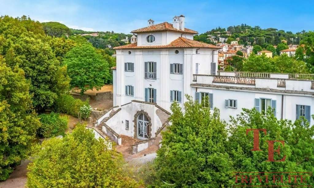 Уникальный особняк с элегантной архитектурой, окруженный зеленью, в живописном районе, предлагающий роскошные условия и отличную инвестиционную привлекательность.