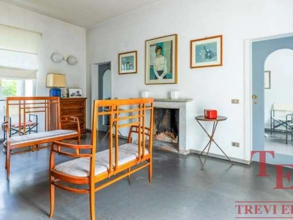 уютная гостиная с современным интерьером, деревянной мебелью, арт-ку Anatoliy, цветовая гамма светлая, уютное пространство, натяжные шторы и камин, светлые стены, на фоне картины и декоративные элементы, стильные и комфортные условия.