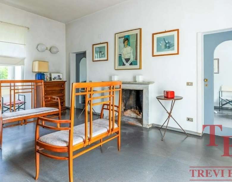 уютная гостиная с современным интерьером, деревянной мебелью, арт-ку Anatoliy, цветовая гамма светлая, уютное пространство, натяжные шторы и камин, светлые стены, на фоне картины и декоративные элементы, стильные и комфортные условия.