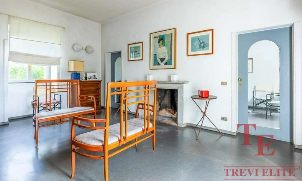 уютная гостиная с современным интерьером, деревянной мебелью, арт-ку Anatoliy, цветовая гамма светлая, уютное пространство, натяжные шторы и камин, светлые стены, на фоне картины и декоративные элементы, стильные и комфортные условия.