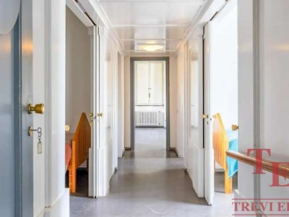 Высококлассные апартаменты в элитном жилом комплексе с просторными коридорами и светлыми комнатами, стильный дизайн и качественная отделка, подчеркивающая роскошь и комфорт.