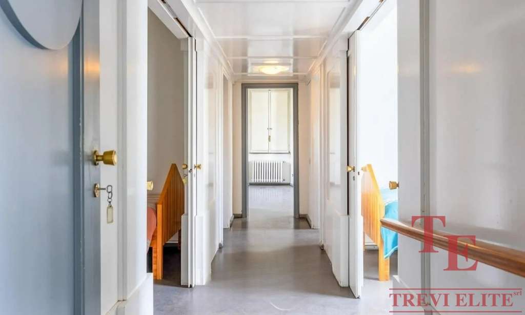 Высококлассные апартаменты в элитном жилом комплексе с просторными коридорами и светлыми комнатами, стильный дизайн и качественная отделка, подчеркивающая роскошь и комфорт.