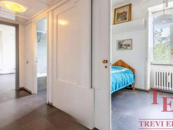 Уютная спальня с большим окном и классической мебелью, яркое естественное освещение, идеально подходит для отдыха и спокойствия. Просторное помещение с радиатором и художественными картинами на стенах.