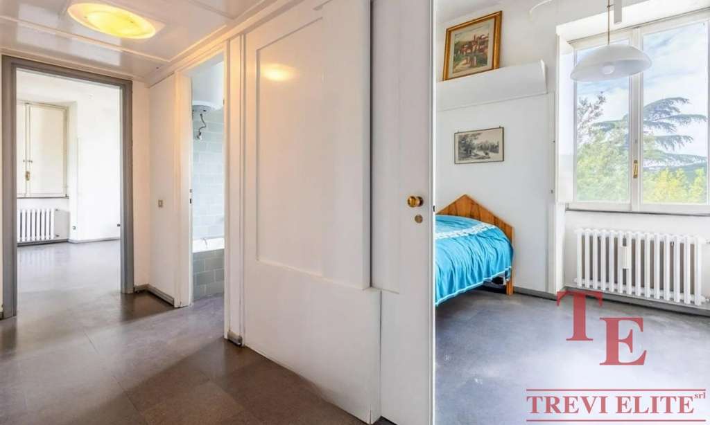 Уютная спальня с большим окном и классической мебелью, яркое естественное освещение, идеально подходит для отдыха и спокойствия. Просторное помещение с радиатором и художественными картинами на стенах.