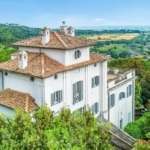 Элитный загородный особняк на фоне зелёных холмов и панорамного вида на город и море. Идеальный дом для ценителей роскоши и уединения в Италии.