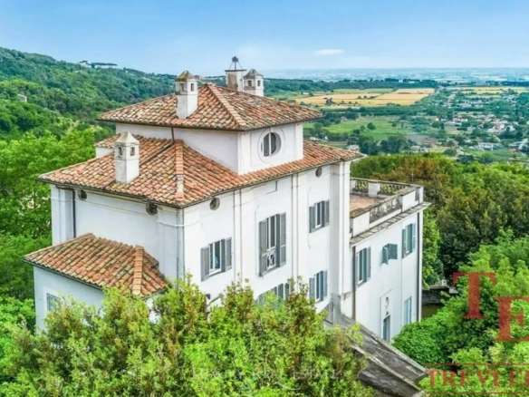 Элитный загородный особняк на фоне зелёных холмов и панорамного вида на город и море. Идеальный дом для ценителей роскоши и уединения в Италии.