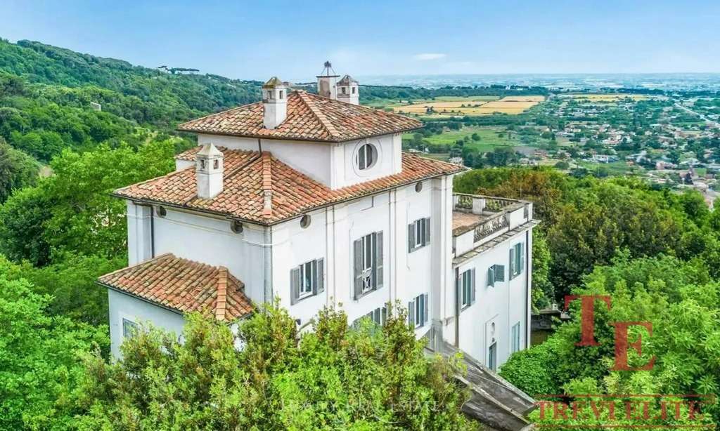 villa v provincii rima kastelli romani (2) Элитный загородный особняк на фоне зелёных холмов и панорамного вида на город и море. Идеальный дом для ценителей роскоши и уединения в Италии.