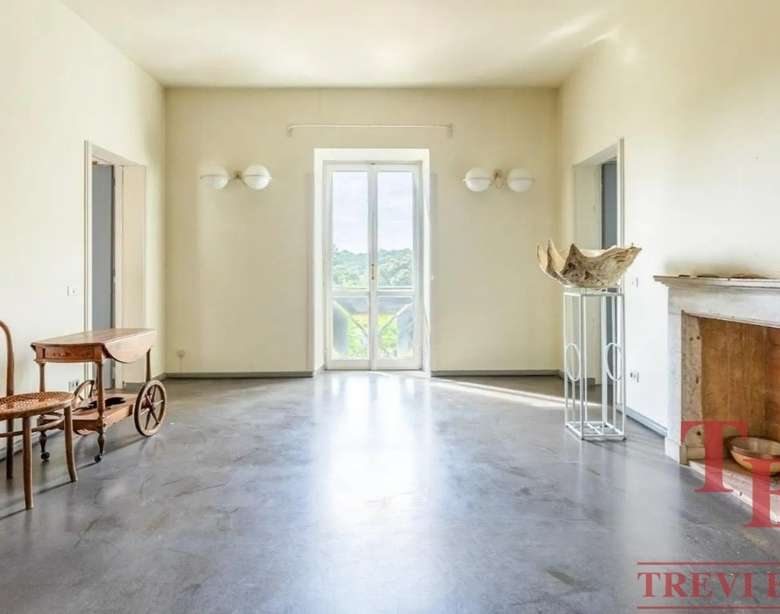 Внутренний вид комнаты с натуральной мебелью и большим окном, обеспечивающим естественное освещение и отличный вид на природу. Идеально для элитной недвижимости и престижных интерьеров.