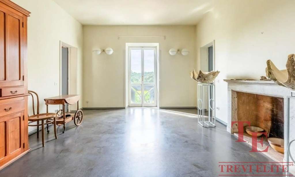 Внутренний вид комнаты с натуральной мебелью и большим окном, обеспечивающим естественное освещение и отличный вид на природу. Идеально для элитной недвижимости и престижных интерьеров.